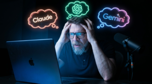 Beto se agarra la cabeza frente a una MacBook Pro en un ambiente oscuro, iluminado por la pantalla, mientras sobre él brillan en neón los logos de Claude, ChatGPT y Gemini.
