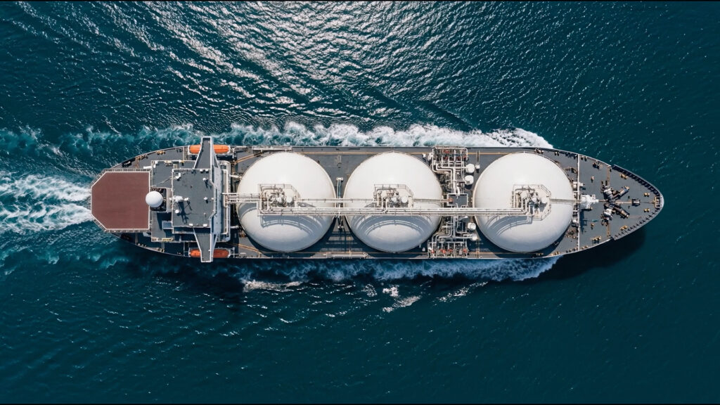 Buque de gas natural licuado navegando visto desde arriba en mar abierto.