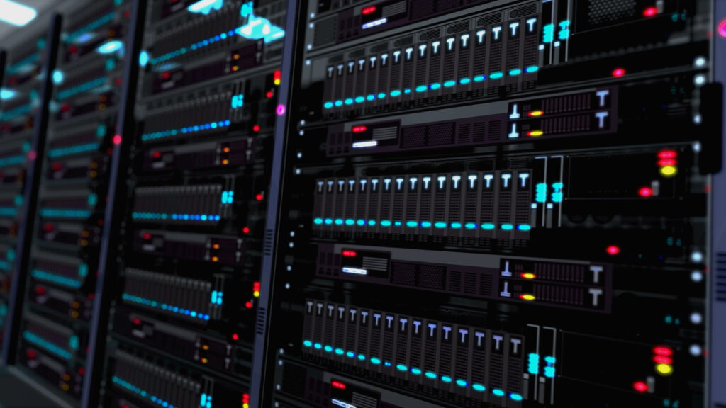 Servidores encendidos en un centro de datos que representan la infraestructura física del mundo digital.